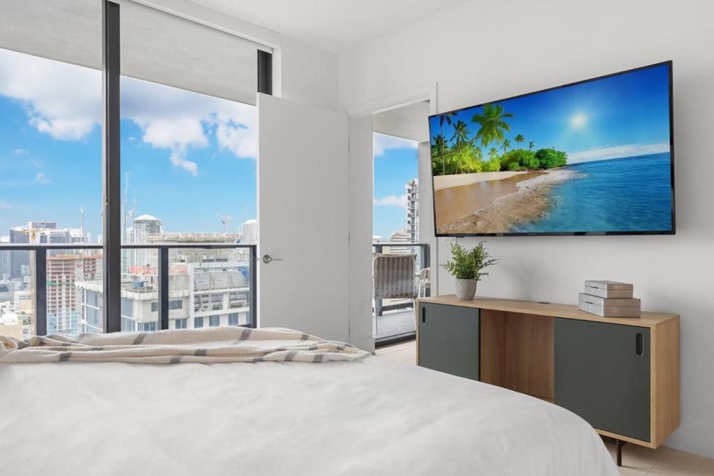 Postel nebo postele na pokoji v ubytování 3808 Apt Next to Kaseya Center with Pool a Spa and Gym