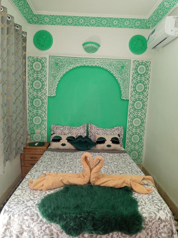 Postel nebo postele na pokoji v ubytování Riad Derb El Aarsa