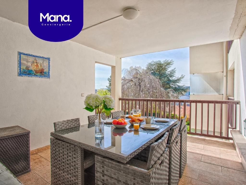 une salle à manger avec une table et des chaises dans l'établissement La Frégate Piscine Terrasse Centre ville, à Trouville-sur-Mer