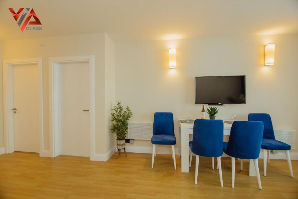 TV a/nebo společenská místnost v ubytování VIP CLASS ꙳ ORBI CITY