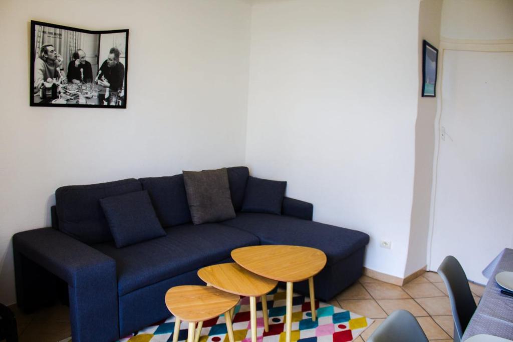 un salon avec un canapé bleu et deux tables dans l'établissement Chamant 3 rooms of 63 m2 in Saint-Jean-de-Luz, à Saint-Jean-de-Luz