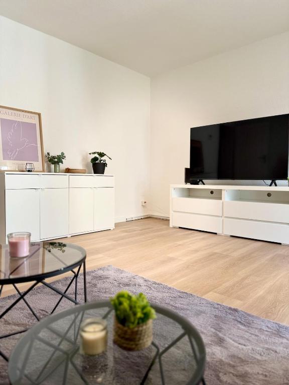 Μια τηλεόραση ή/και κέντρο ψυχαγωγίας στο Modernes Apartment Offenbach, nähe Frankfurt Messe