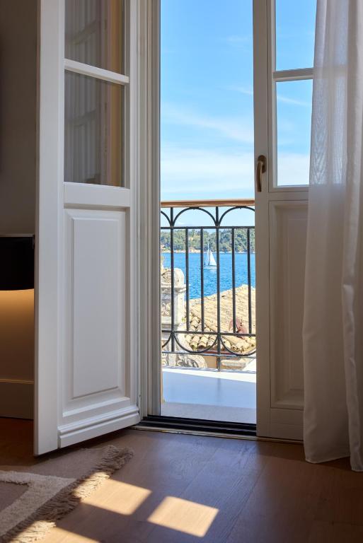 Nespecifikovaný výhled na moře nebo výhled na moře při pohledu z hotelu