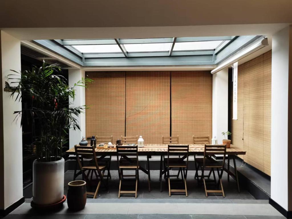 华山隐泉禅境 山景观星禅修别墅 Hua Shan Hidden Spring Restore Villaにあるレストランまたは飲食店