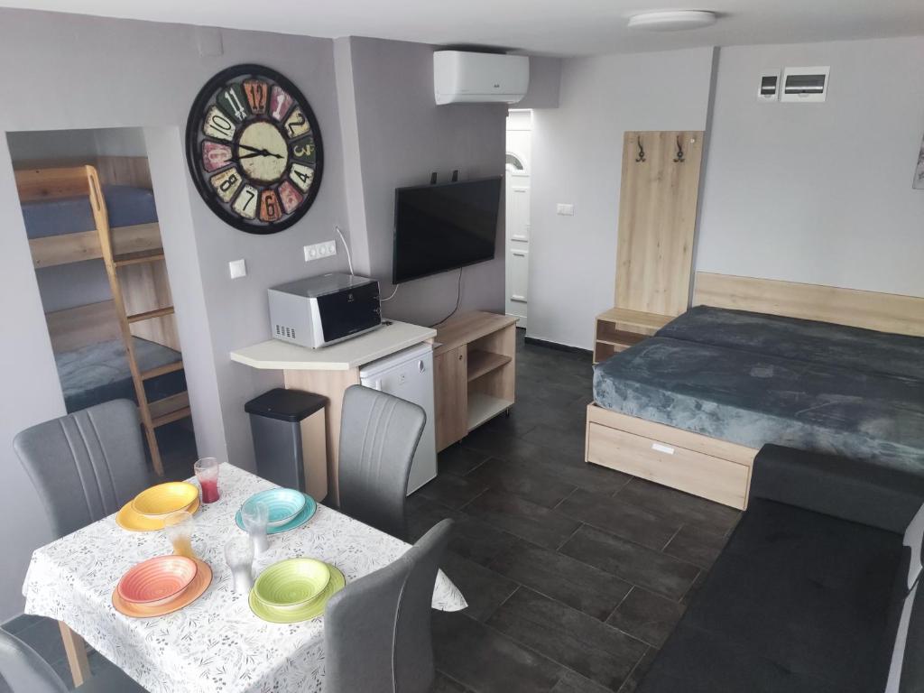 Posteľ alebo postele v izbe v ubytovaní Vízparti gyermekbarát teljesen felújított Apartman, őrzött, saját strand, parkoló, étterem