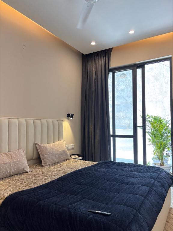 Ένα ή περισσότερα κρεβάτια σε δωμάτιο στο 2bhk Velvet retreat