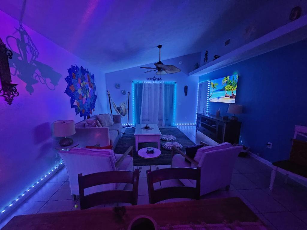 sala de estar con iluminación azul y púrpura en PALM COVE VACATION HOME- One level, Community pool, Pet Friendly, en Panama City Beach