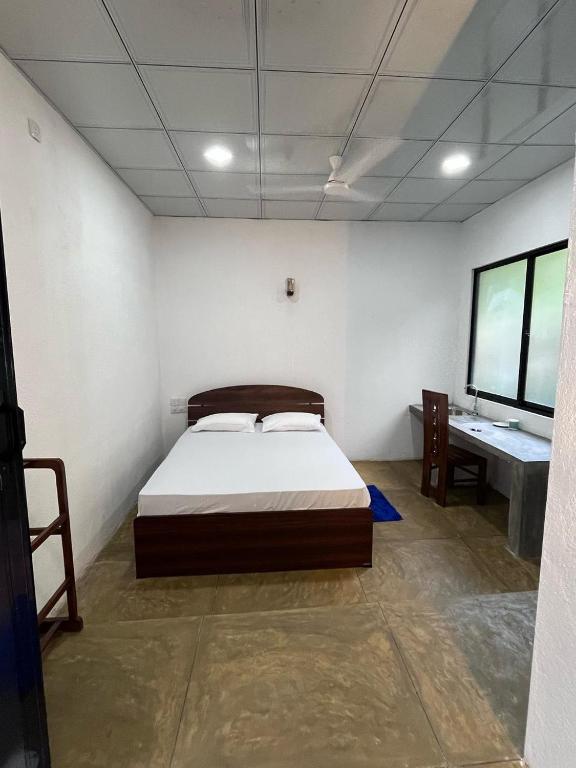 Postel nebo postele na pokoji v ubytování Unawatuna White Villa