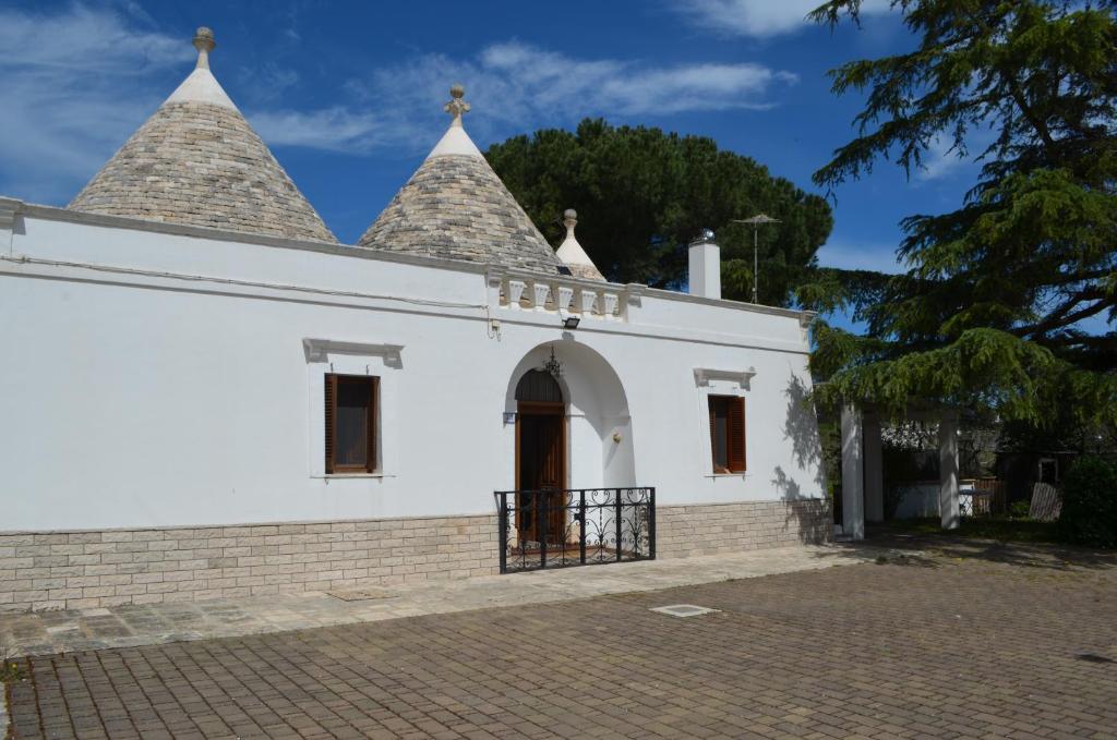 een wit gebouw met torens erop bij Trullo Levante Valle d'Itria in Cisternino