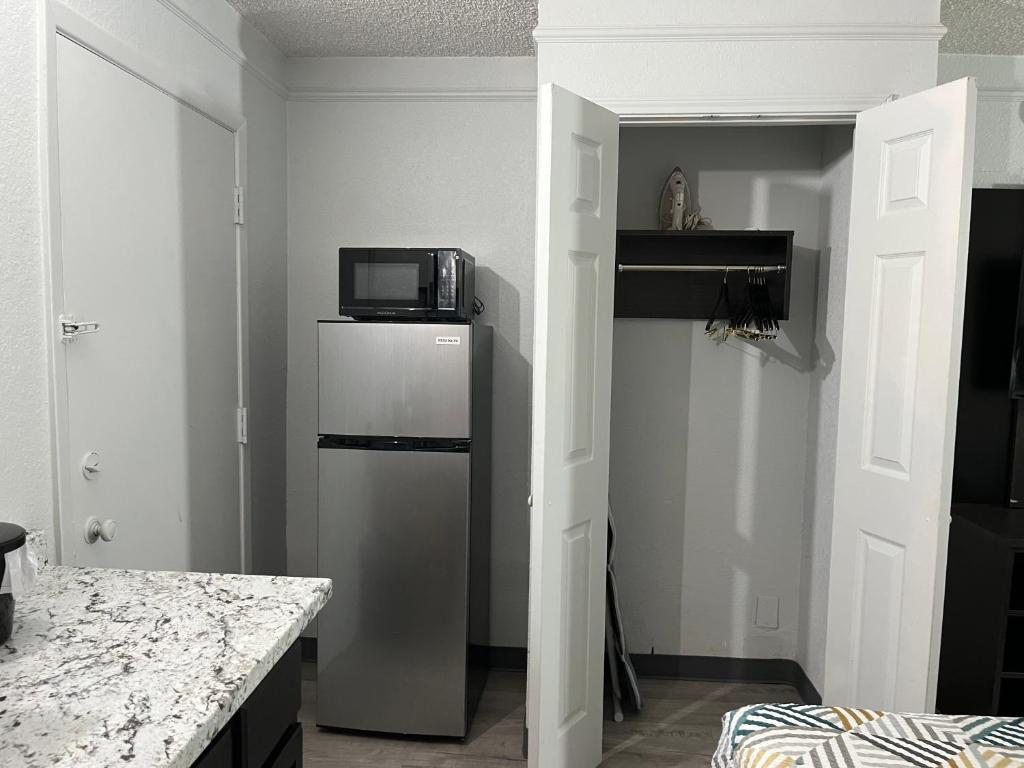 Kuchyň nebo kuchyňský kout v ubytování Studio 6 Phoenix, AZ Midtown