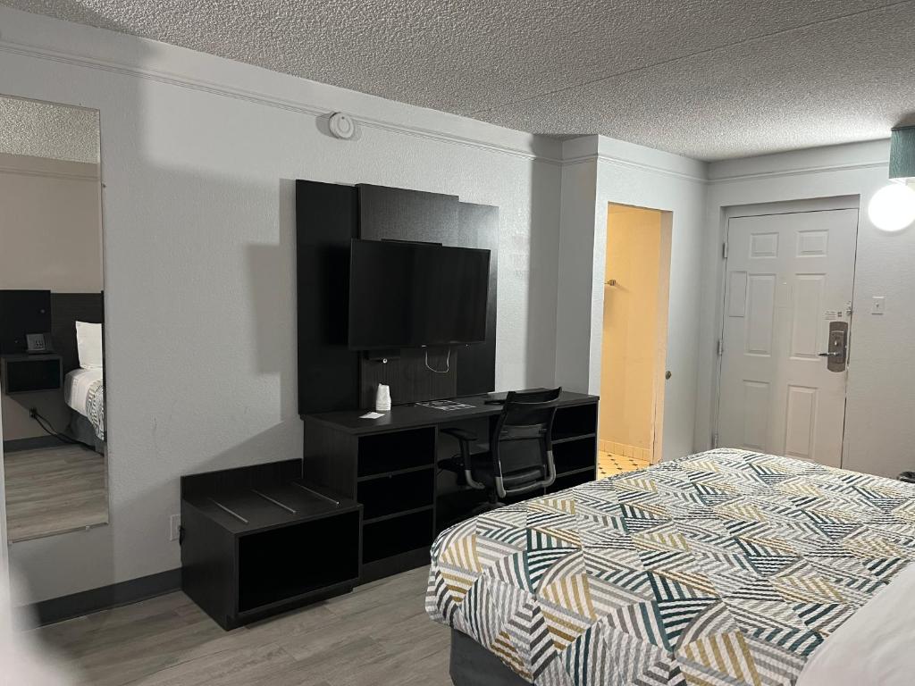 TV a/nebo společenská místnost v ubytování Studio 6 Phoenix, AZ Midtown