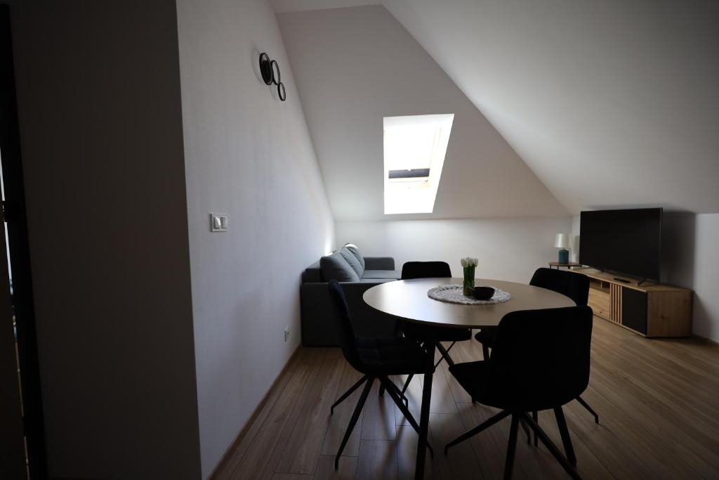 Habitación con mesa y sillas. en Apartamenty Stronie - Polna Przystań, en Stronie Śląskie