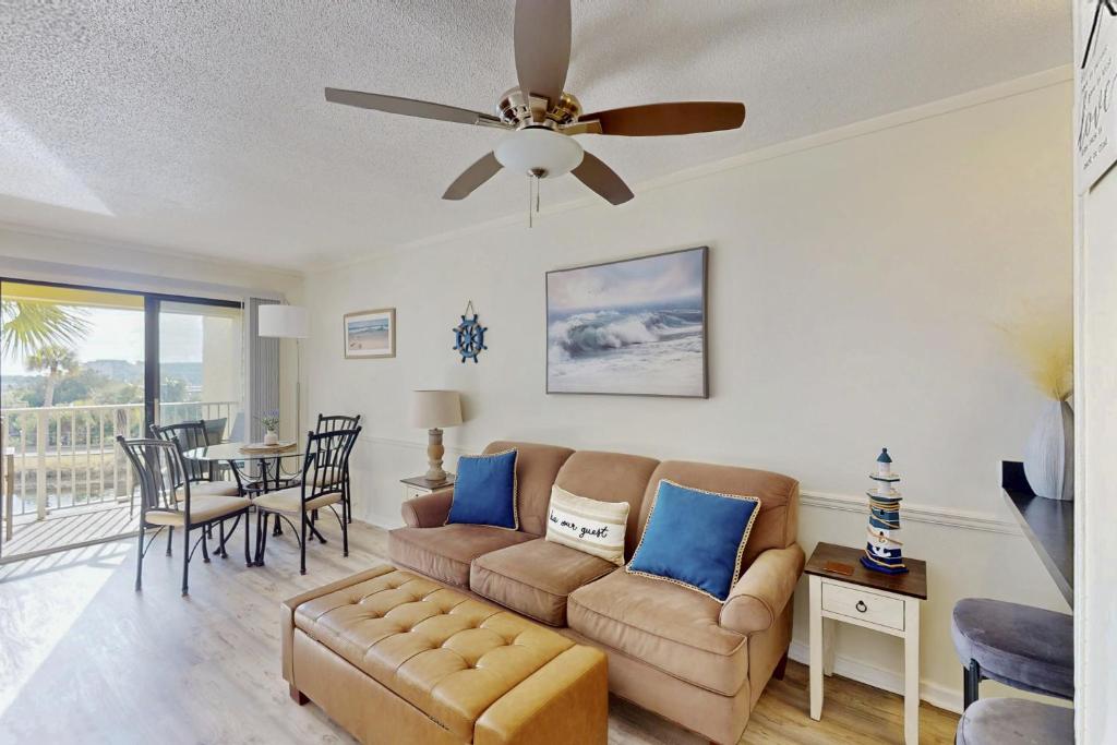 un salon avec un canapé et un ventilateur de plafond dans l'établissement Hilton Head Resort 2103, à Île de Hilton-Head