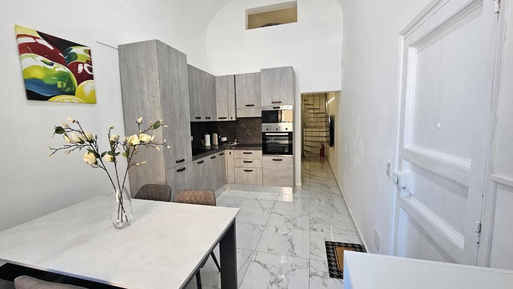 A kitchen or kitchenette at Scudaniglio Home