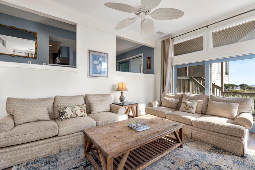 una sala de estar con un sofá y una mesa en 1107 Duneside Villa by Akers Ellis Rentals, en Kiawah Island