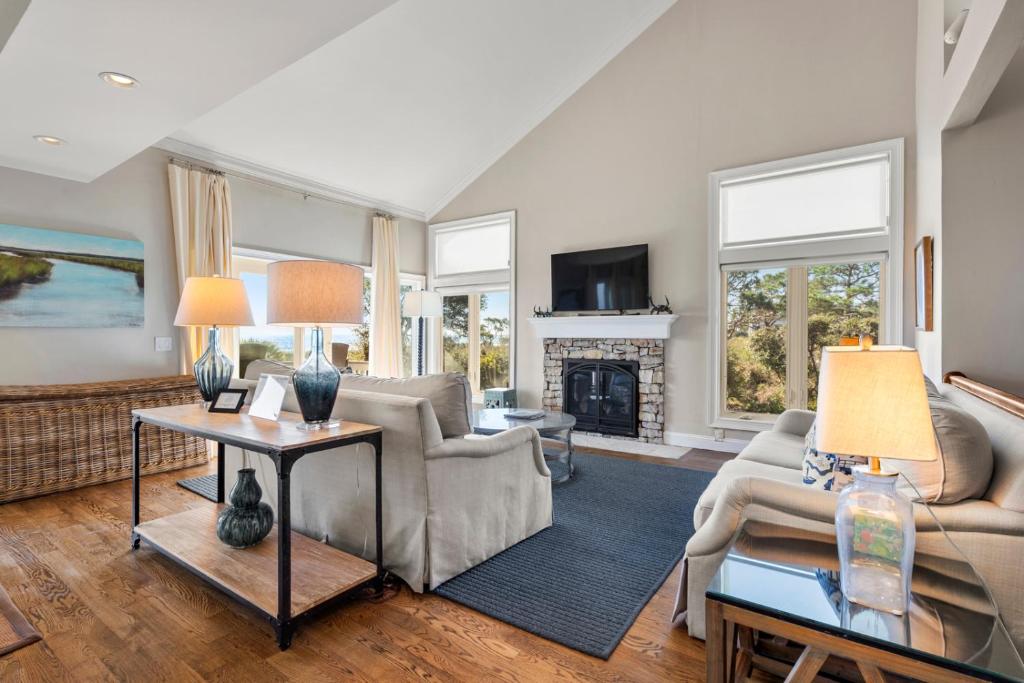 Una sala de estar con un sofá y una chimenea. en 1105 Duneside Villa by Akers Ellis Rentals, en Kiawah Island