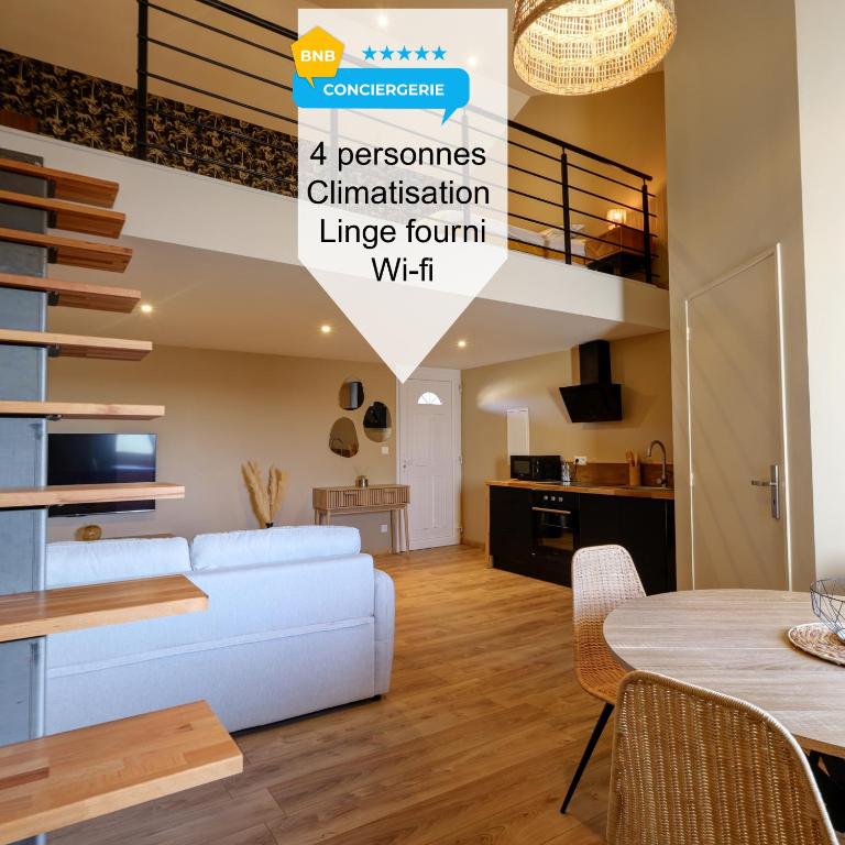 un salon avec un canapé blanc et une table dans l'établissement Duplex avec terrasse proche Pérouges Meximieux CNPE BUGEY, à Faramans