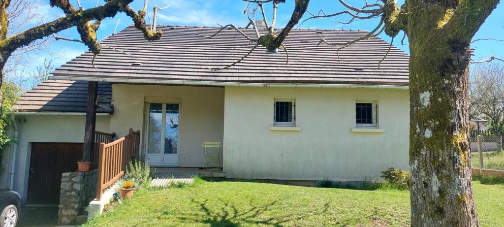 une petite maison blanche avec un toit dans l'établissement Ostal del Bos, à Lafeuillade-en-Vézie