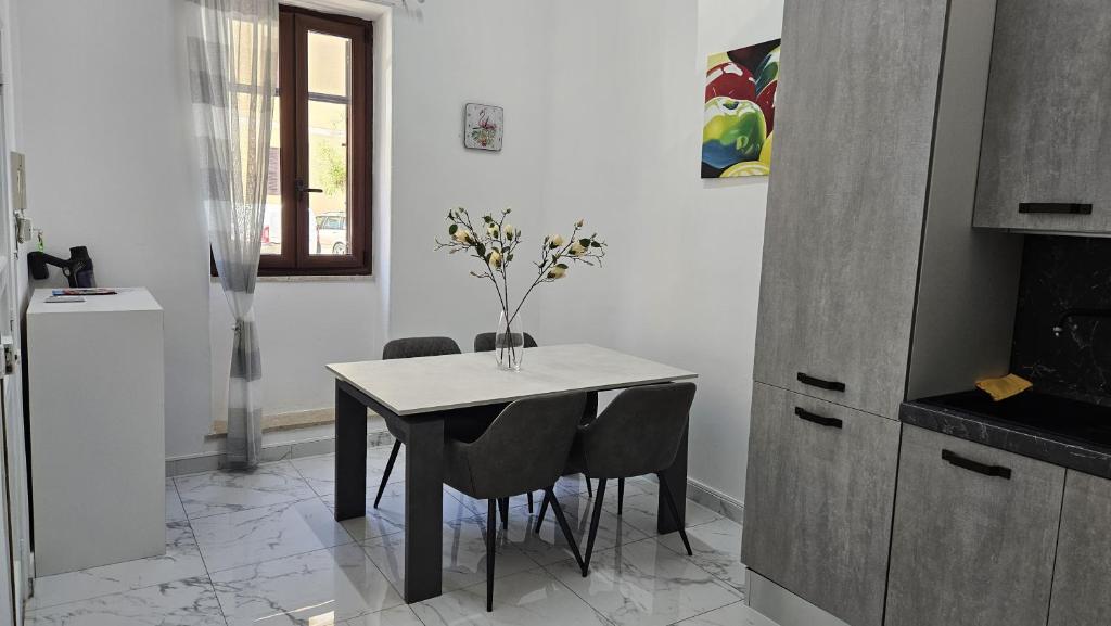 A kitchen or kitchenette at Scudaniglio Home