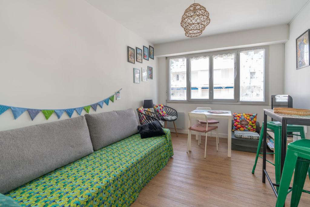 un salon avec un canapé et une table dans l'établissement Le Cocon YourHostHelper, à La Grande Motte
