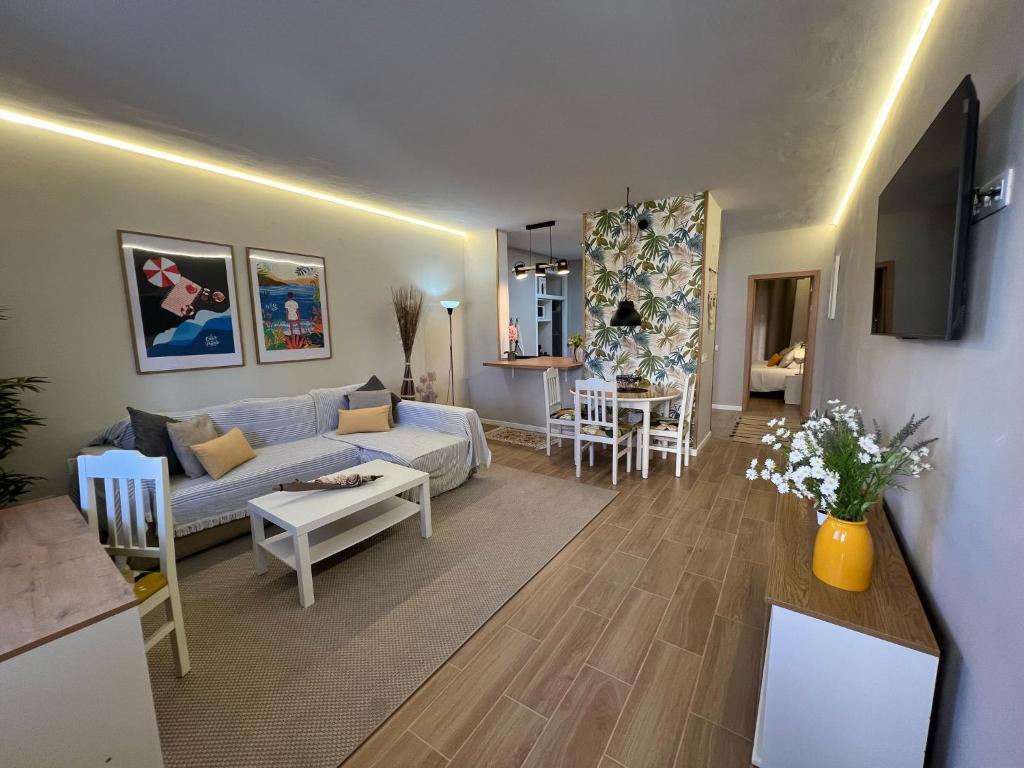 ein Wohnzimmer mit Sofa und Tisch in der Unterkunft Oasis del Puerto Spacious Premium Apartment in Puerto de la Cruz
