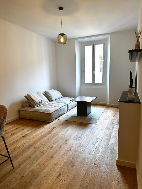 un salon avec un canapé et une table dans l'établissement Appartement Cosy - Rue Fesch, Tout à pied, à Ajaccio