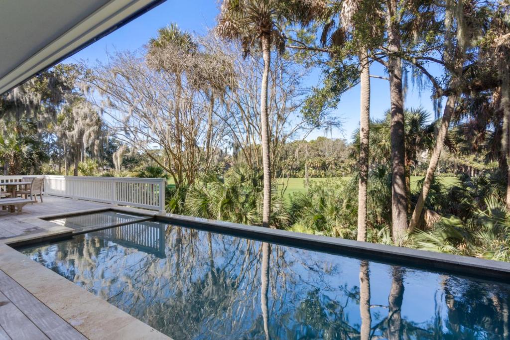una piscina in una casa con alberi di 115 Bufflehead Drive by Akers Ellis Rentals a Kiawah Island
