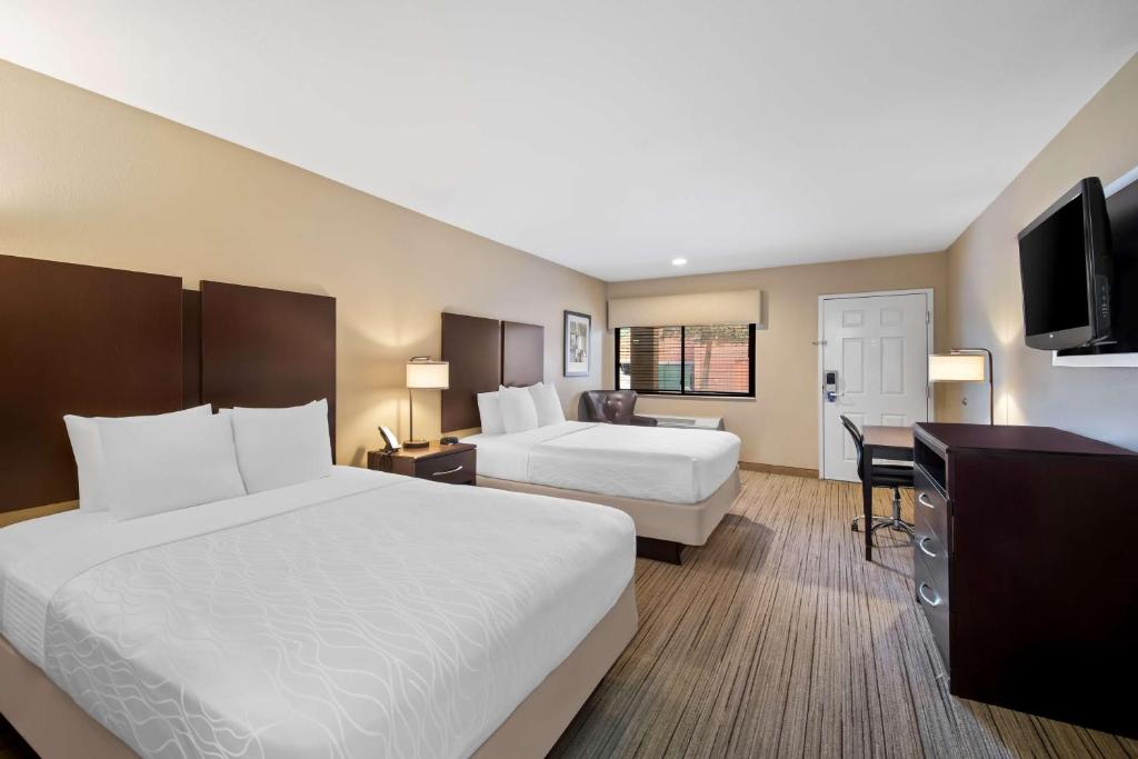Postel nebo postele na pokoji v ubytování Best Western Cedar Inn