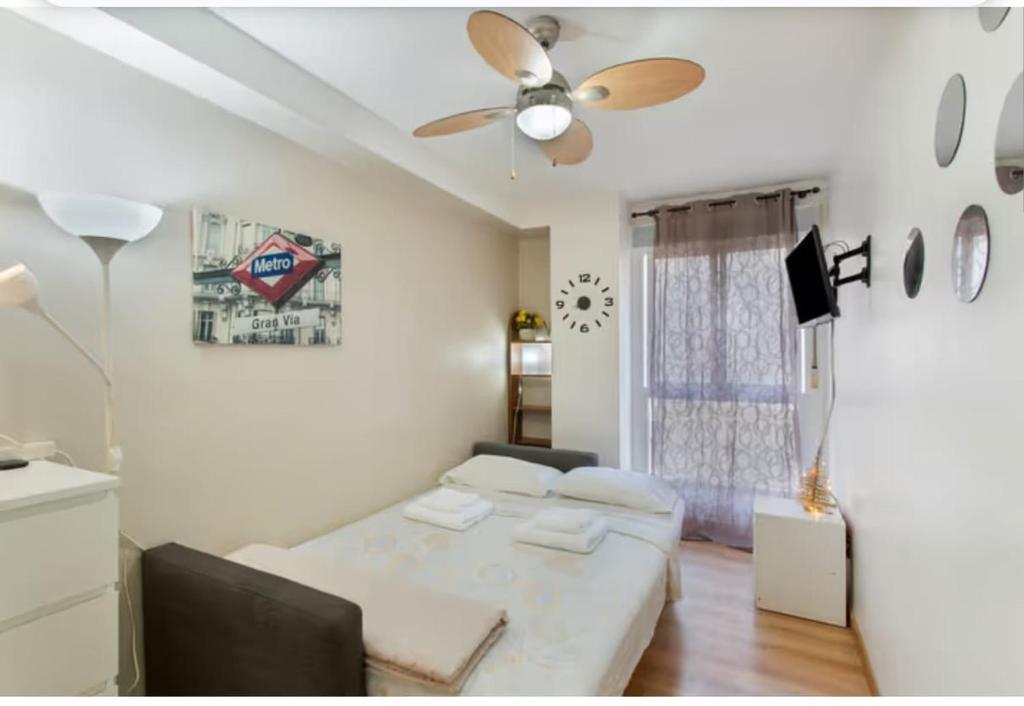 a bedroom with a bed and a ceiling fan at La Lajilla Arguineguin in Arguineguín