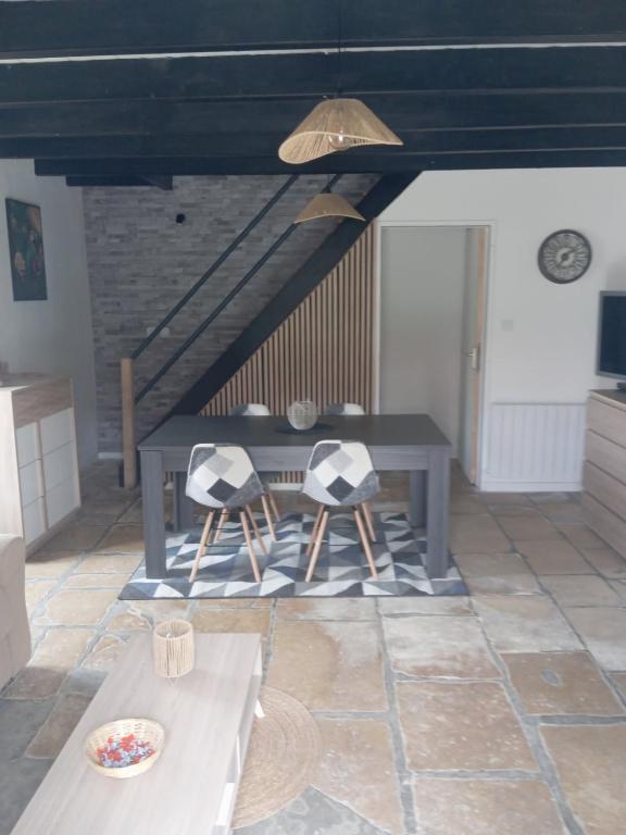une salle à manger avec une table et deux chaises dans l'établissement La tanière de Lise, à Puyravault