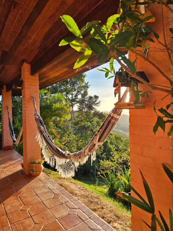 Um jardim em Casa de Campo Araxá na montanha com piscina