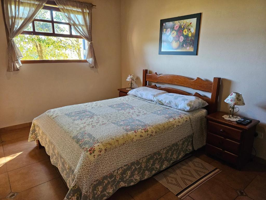 Cama ou camas em um quarto em Casa de Campo Araxá na montanha com piscina