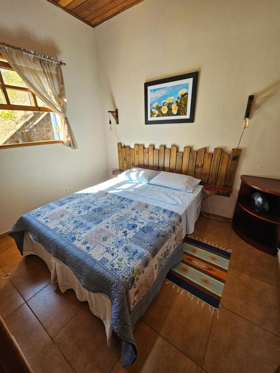 Cama ou camas em um quarto em Casa de Campo Araxá na montanha com piscina