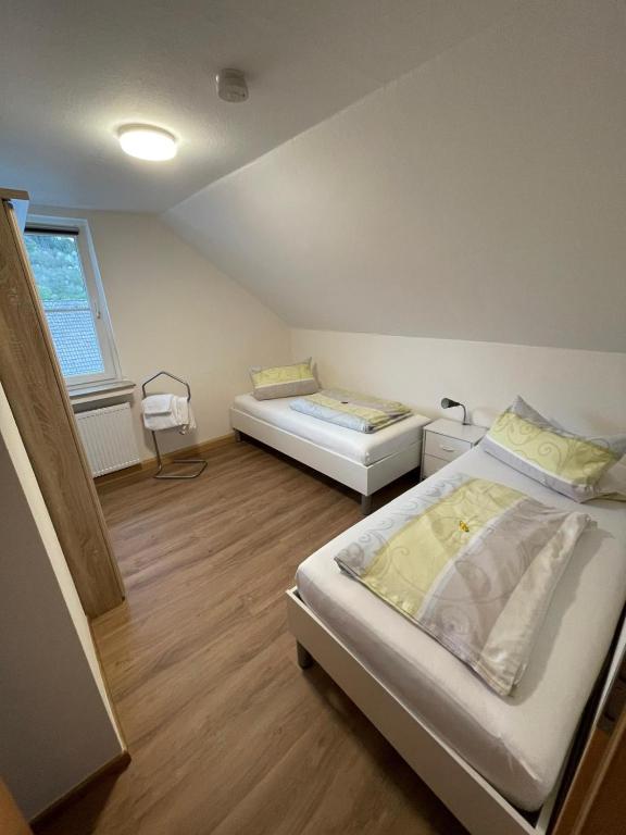 Postel nebo postele na pokoji v ubytování Eifelbrise
