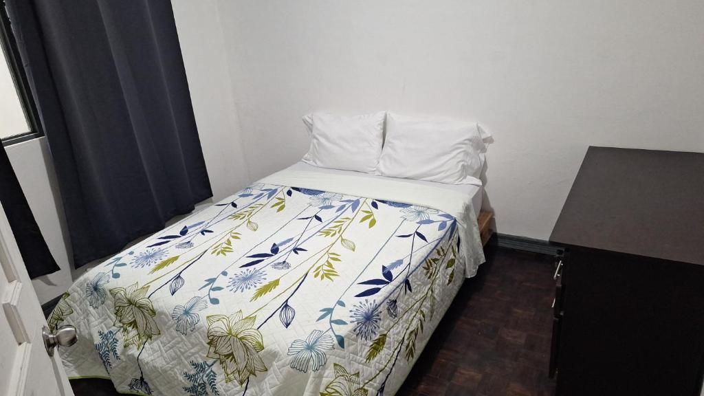 Postel nebo postele na pokoji v ubytování Luca hostel