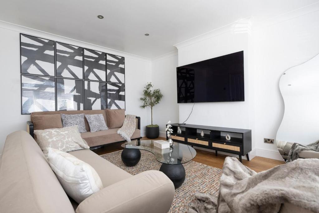 The Romford Oasis - Spacious 4 bedroom escape - Housity