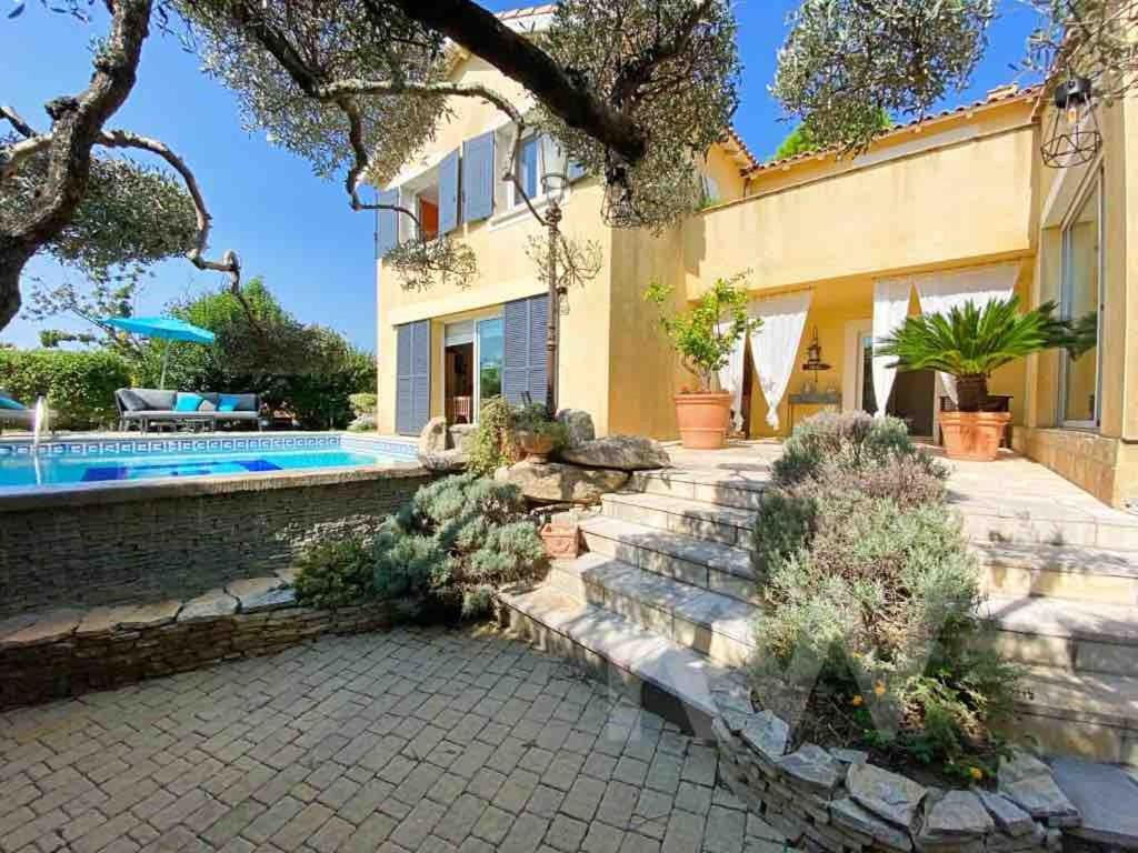 une maison avec une piscine et une maison dans l'établissement Jolie Maison méditerranéenne, à Teyran
