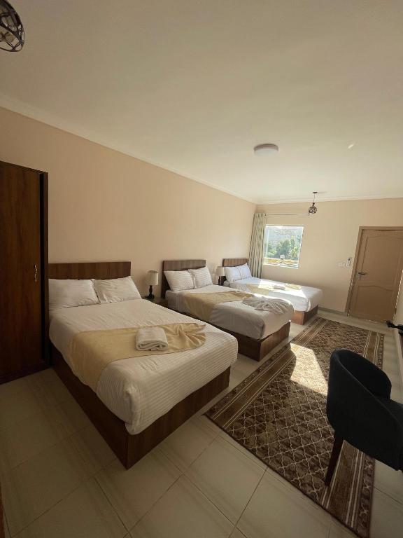 Postel nebo postele na pokoji v ubytování Jazal Pyramids View Hotel