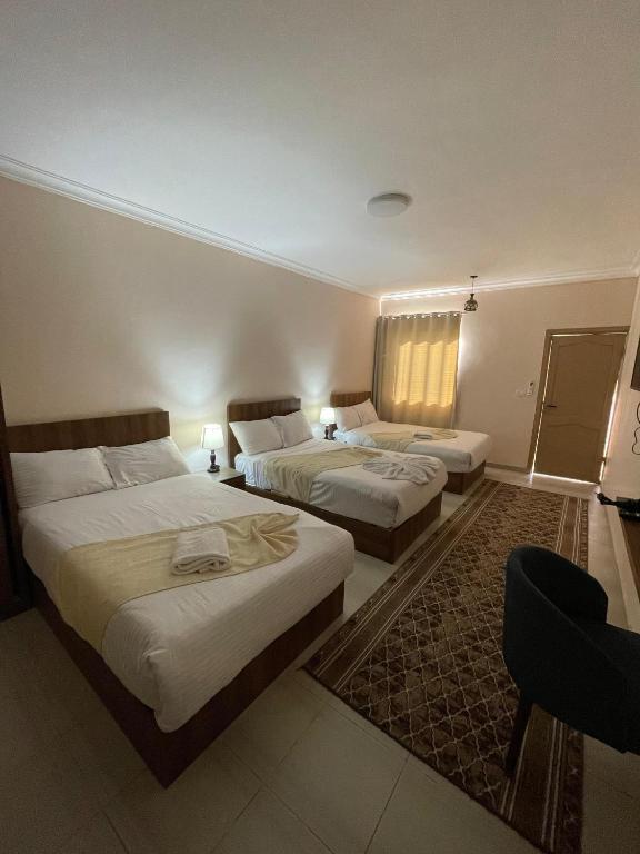 Postel nebo postele na pokoji v ubytování Jazal Pyramids View Hotel