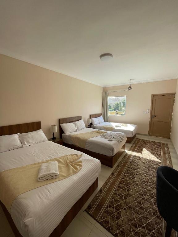Postel nebo postele na pokoji v ubytování Jazal Pyramids View Hotel