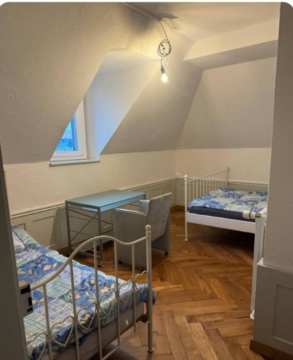 Voodi või voodid majutusasutuse Gemutliches Zimmer 2OGA 2Min von Hbf Solothurn toas