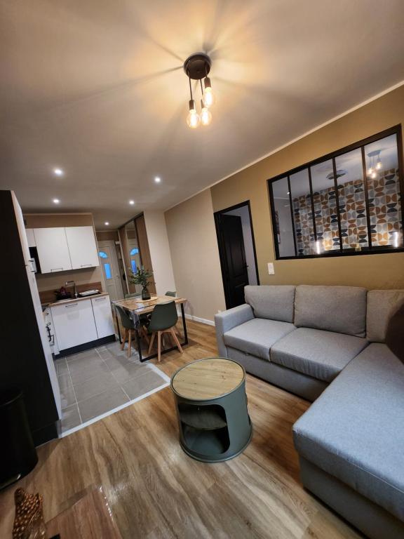 un salon avec un canapé et une table dans l'établissement Dolce Vita, à Sète