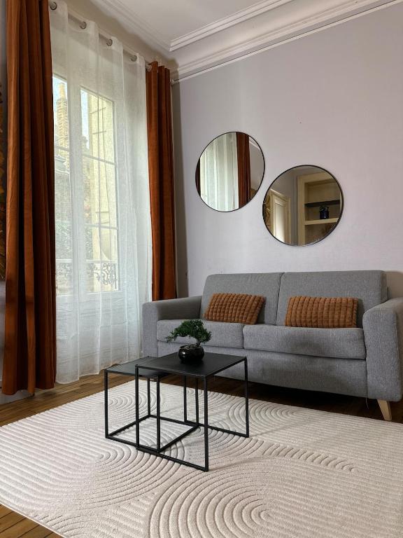 un salon avec un canapé et une table dans l'établissement Le Charme d'Antan, hyper center, au Mans