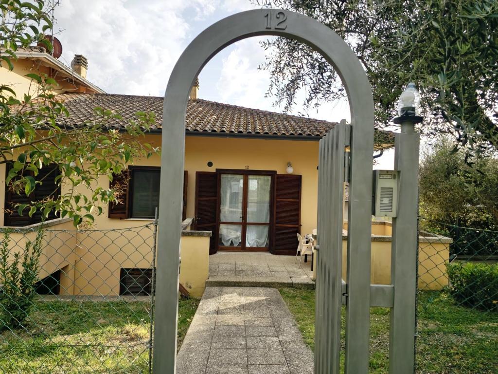 an archway in front of a house at Il posto del cuore in San Feliciano