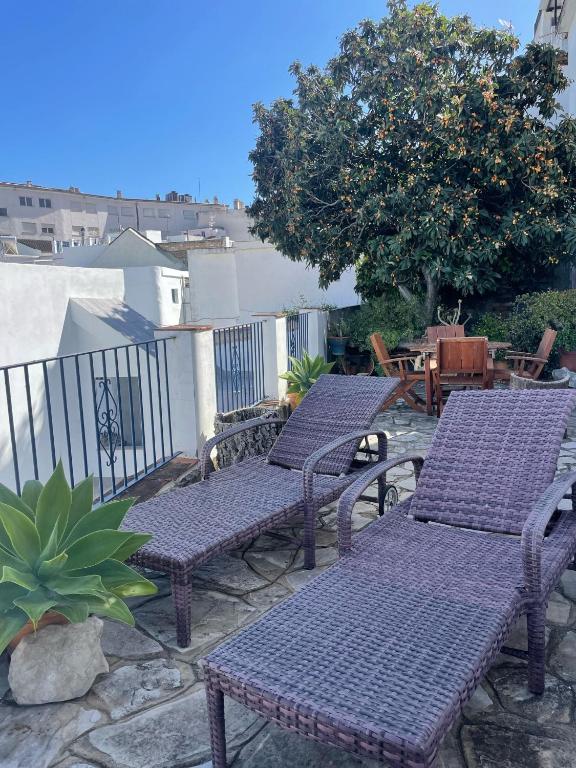 a group of benches sitting on a patio at Alojamiento Armenia Patio in Alcalá de los Gazules