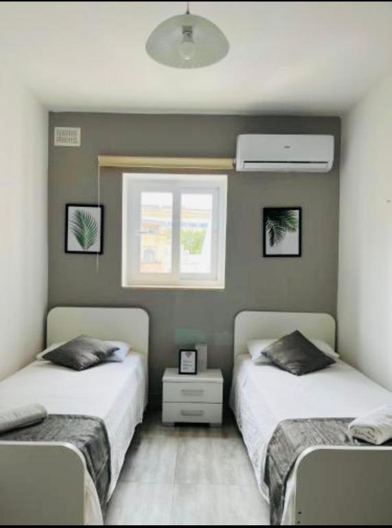 Postel nebo postele na pokoji v ubytování Comfortable room in Malmo- Husievägen 100