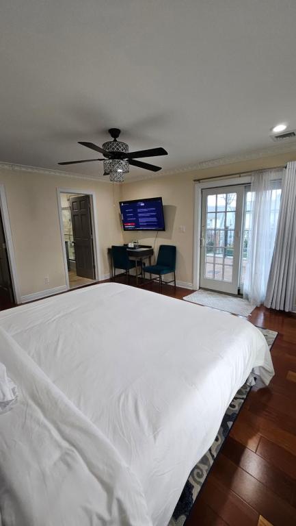 Voodi või voodid majutusasutuse Luxury Hotel-Style Room in Queens, New York toas