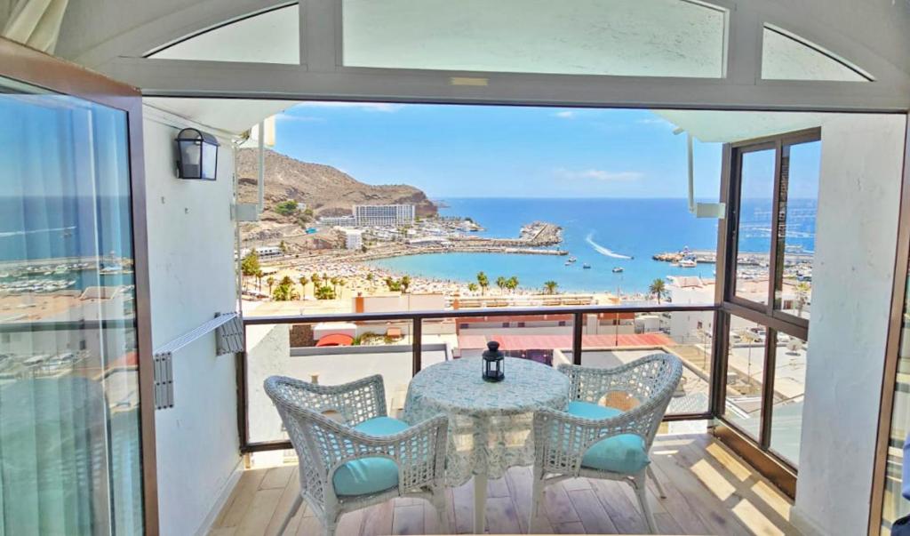 ein Esszimmer mit Blick auf das Meer in der Unterkunft Guayarmina 201 in Mogán