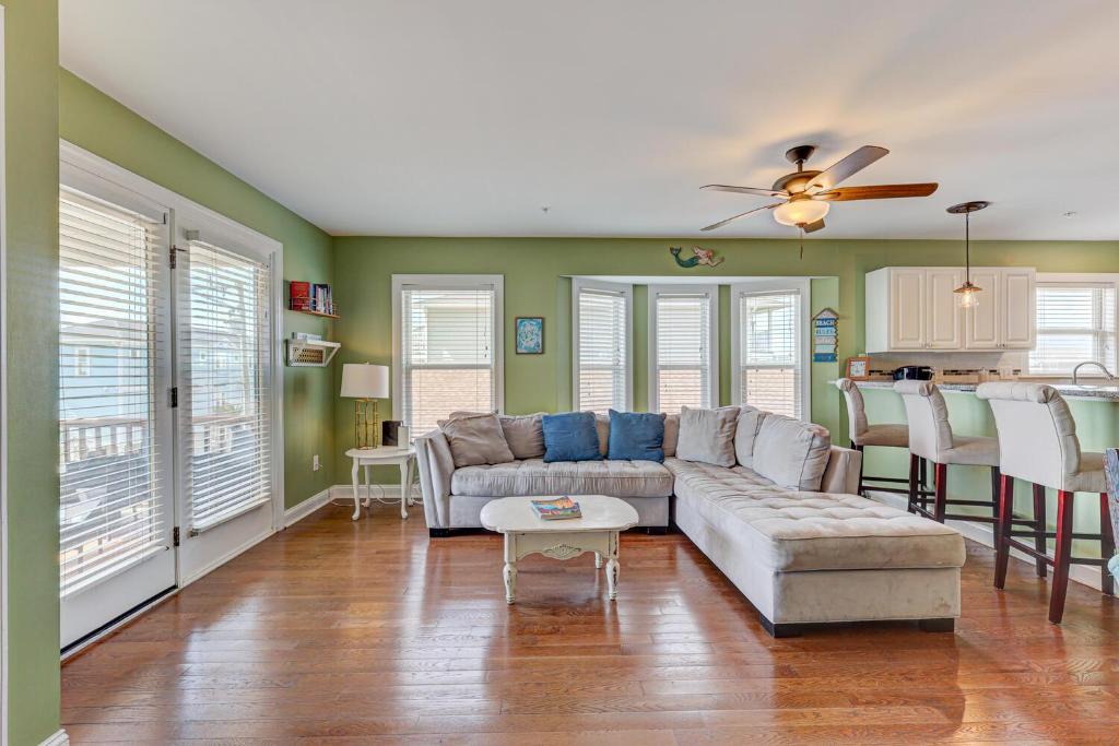 カロライナビーチにあるWriters Cove by Carolina Beach Realtyのソファとテーブルのあるリビングルーム