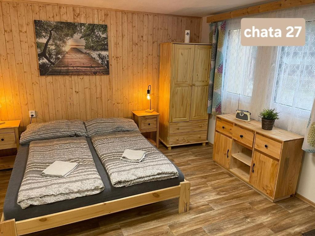 Postel nebo postele na pokoji v ubytování Chatky U Davida Máchovo jezero